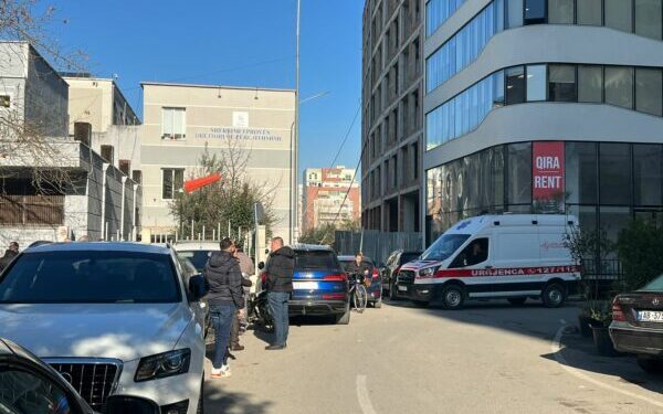 LAJM I FUNDIT/ Ndërron jetë qytetari në Gjykatën Penale të Tiranës