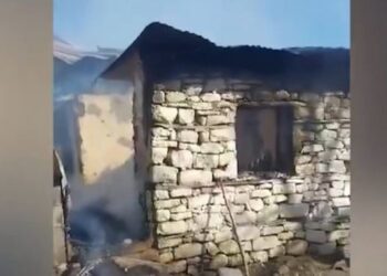 Flakët shkrumbojnë dy banesa në Gramsh, familjarët mbesin në qiell të hapur