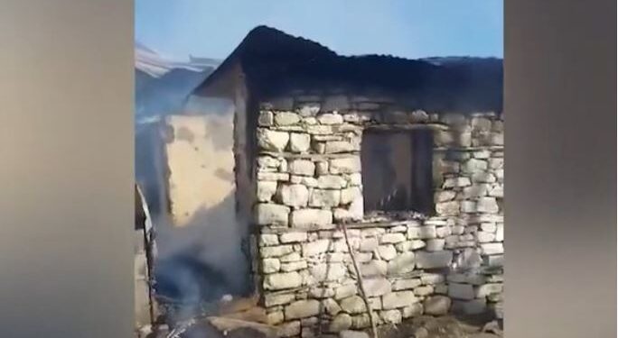Flakët shkrumbojnë dy banesa në Gramsh, familjarët mbesin në qiell të hapur