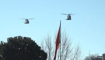 Dy helikopterë britanikë fluturojnë mbi sheshin “Skënderbej”