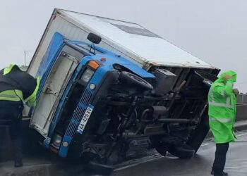 Video/ Një kamion përmbyset mbi urën e vjetër të Milotit