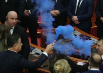 EMRAT/ Bllokuan seancën plenare, PS kërkon përjashtimin e 19 deputetëve të opozitës