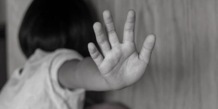 EMRAT/ Vajza tregoi se përdhunohej nga daja që kur ishte 9-vjeçe, babai merr çiften dhe vret kunatin