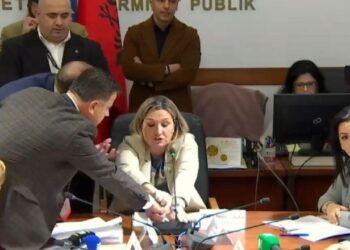 Bardhi e Noka përplasen ashpër me Açkën e Bakiun! Shkulin mikrofonin në komision