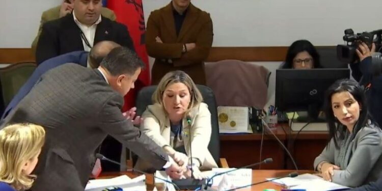 Bardhi e Noka përplasen ashpër me Açkën e Bakiun! Shkulin mikrofonin në komision