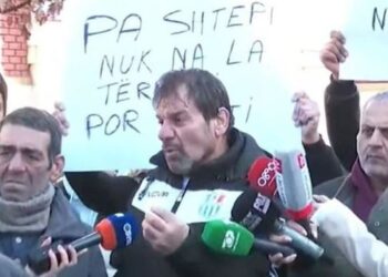 Banorët e mbetur të pastrehë nga tërmeti protestë para Bashkisë Tiranë