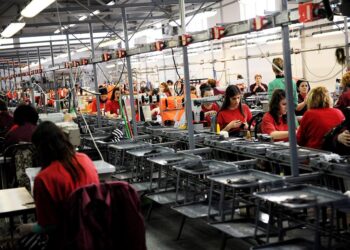 Anketa: 39% e punonjësve në Shqipëri ngrenë objekte të rënda, 29% punojnë në mjedise ekstreme