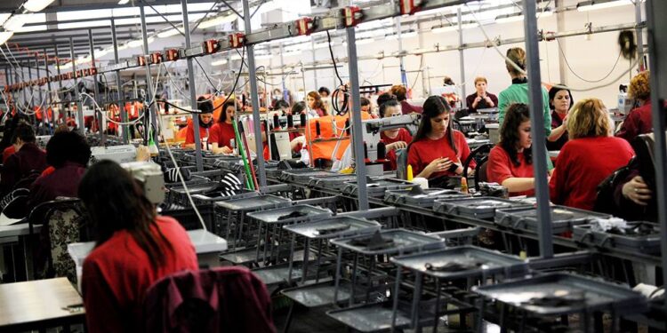 Anketa: 39% e punonjësve në Shqipëri ngrenë objekte të rënda, 29% punojnë në mjedise ekstreme