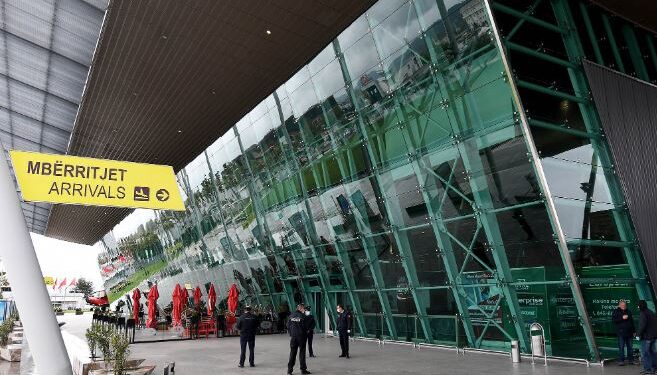 Ndodhi edhe kjo: Qytetarit i hapin valixhen dhe i vjedhin 9500 euro në aeroportin e Rinasit