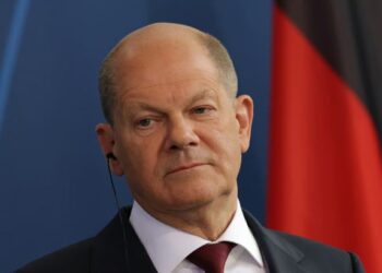 Scholz, thirrje vendeve të BE: Duhet t’i jepni më shumë armë Ukrainës