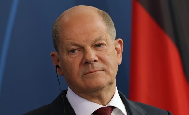 Scholz, thirrje vendeve të BE: Duhet t’i jepni më shumë armë Ukrainës