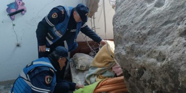 E zuri poshtë shkëmbi, shpëtohet 25-vjeçari në Përmet