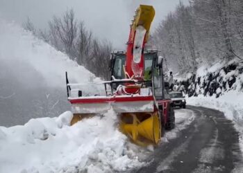 Rikthehen reshjet e dëborës në fundjavë, disa akse problematike në zonën e Shkodrës