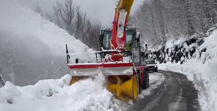 Rikthehen reshjet e dëborës në fundjavë, disa akse problematike në zonën e Shkodrës