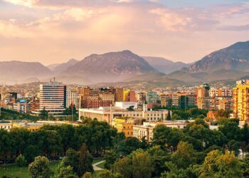 Ndotja e ajrit në Tiranë/ Niveli i grimcave vdekjeprurëve, gati 20 herë më e lartë se norma