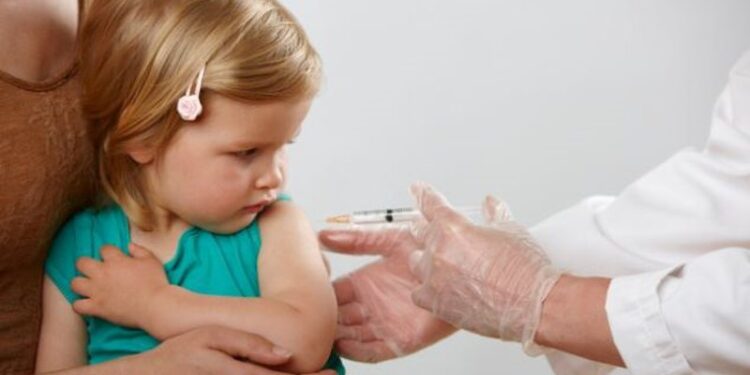 Shëndeti i fëmijëve i kërcënuar, vaksinimi ka rënë