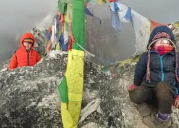 4-vjeçarja thyen rekordin për ngjitjen e Everestit në moshën më të re