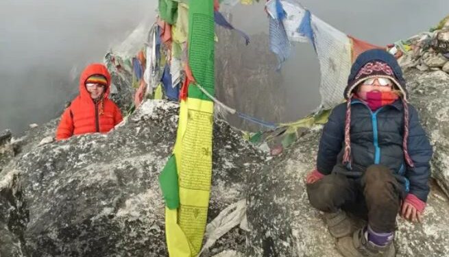 4-vjeçarja thyen rekordin për ngjitjen e Everestit në moshën më të re