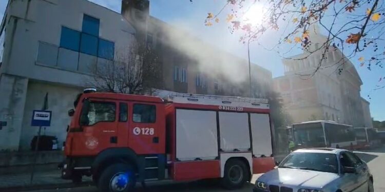 Përfshihen nga flakët zyrat e IKMT në Fier