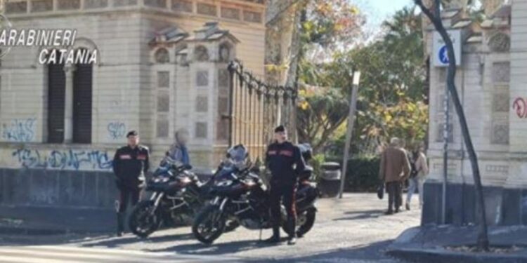 E rëndë/ Shtatë të rinj përdhunojnë një 13-vjeçare para syve të të dashurit