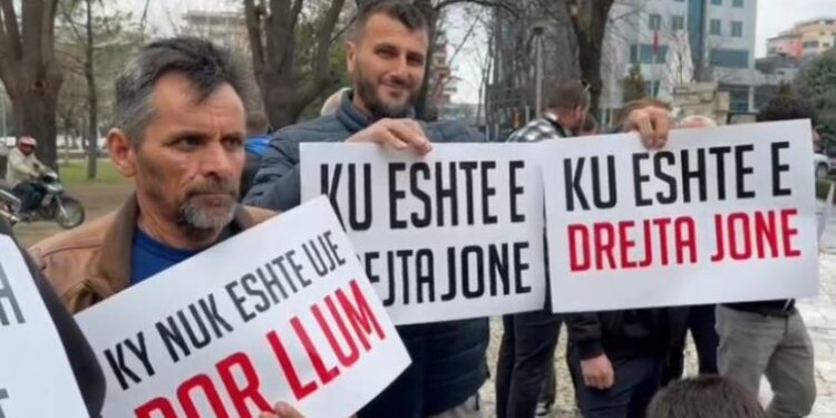 “Do ta zgjidhim me Kanun”, banorët e Postribes protestojnë: Hiqni guroret, po pimë ujë të pisët
