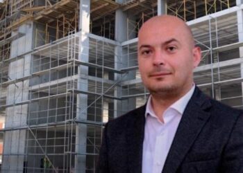 Ndërtimet pa leje në bregdet/ Pezullohet nga detyra drejtori i Kadastrës në Lezh