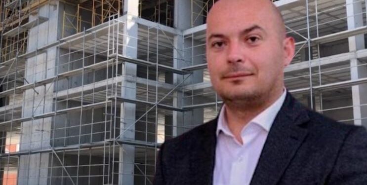 Ndërtimet pa leje në bregdet/ Pezullohet nga detyra drejtori i Kadastrës në Lezh