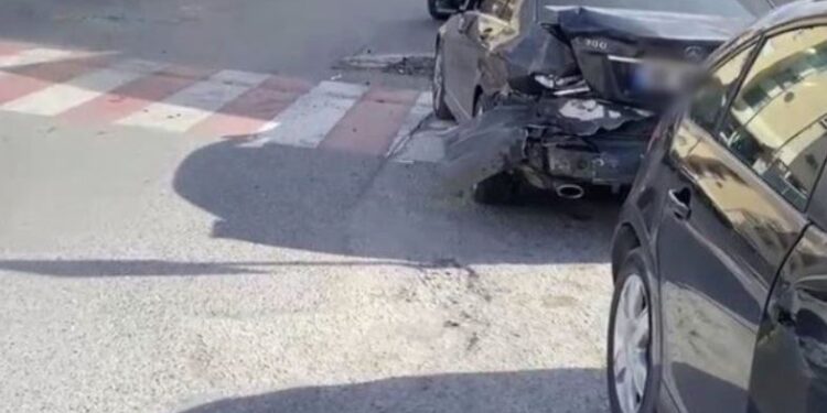 Aksident në rrugën Transballkanike, 3 makina bëhen “copash” në Vlorë