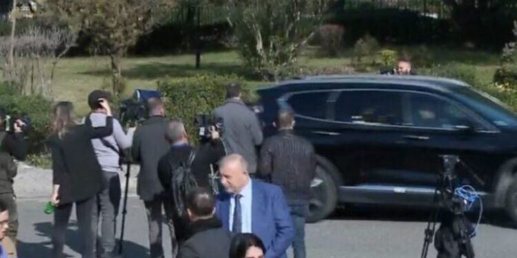 Deputetët e opozitës godasin me vezë makinën e ministrit Balla