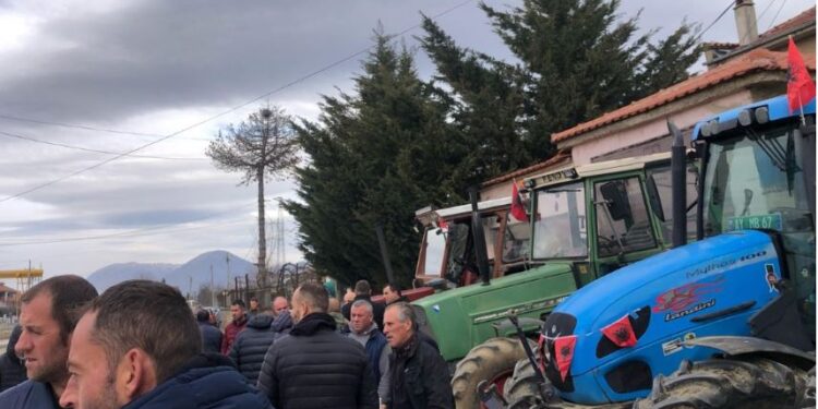 Njësoj si në Greqi/ Fermerët e Shqipërisë në protestë, dalin me traktorë