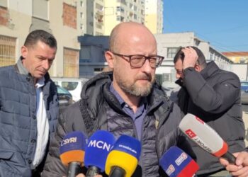 Banorët e Durrësit rrezikojnë jetën, futen në banesat e prishura nga tërmeti: Askush nuk na ndihmoi