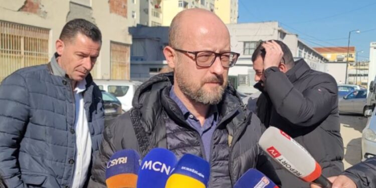 Banorët e Durrësit rrezikojnë jetën, futen në banesat e prishura nga tërmeti: Askush nuk na ndihmoi