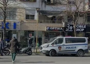 I maskuar dhe me pistoletë, dalin pamjet e autorit që vodhi dyqanin e celularëve në Tiranë