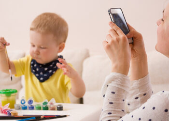 Eksperti i teknologjisë: Prindërit duhet t’i rezistojnë dëshirës për të publikuar fotot e fëmijëve