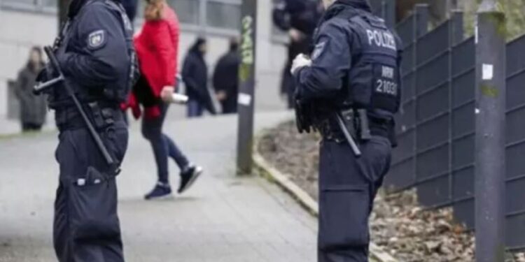 E rëndë në Gjermani, nxënësi qëllon me thikë 4 bashkëmoshatarë