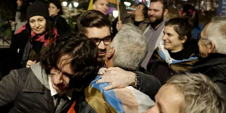 Greqia miraton ligjin për martesat brenda të njëjtës gjini, me të drejtë adaptimi