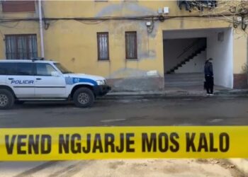 Plagoset i moshuari në Korçë/ Detaje: alkool mbi tavolinë dhe gjurmë gjaku