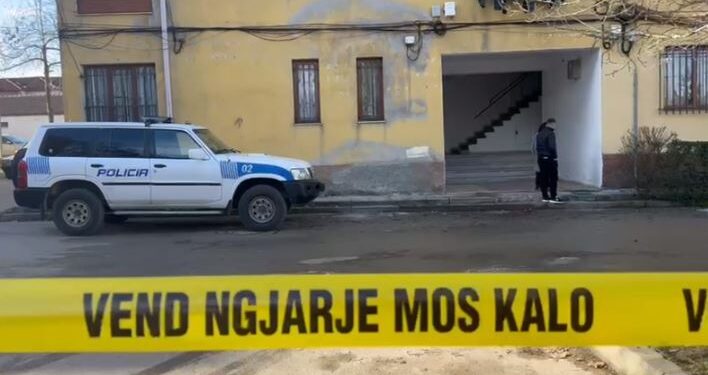 Plagoset i moshuari në Korçë/ Detaje: alkool mbi tavolinë dhe gjurmë gjaku