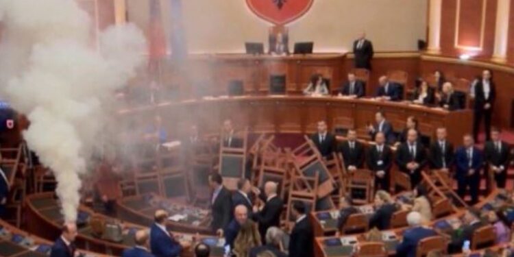 Tensione në seancën plenare, PS kërkesë për masë disiplinore për Vokshin dhe Elda Hotin