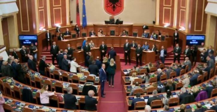 Mes kaosit/ Mbyllet seanca pas rreth 8 minutash, Nikolla-Bardhit: Ju dhe shokët tuaj…  