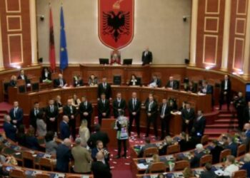 “Ku të vijë dita, era shur*ë do të vijë”, Paloka djeg regulloren e Kuvendit: Diktatorët një fund kanë