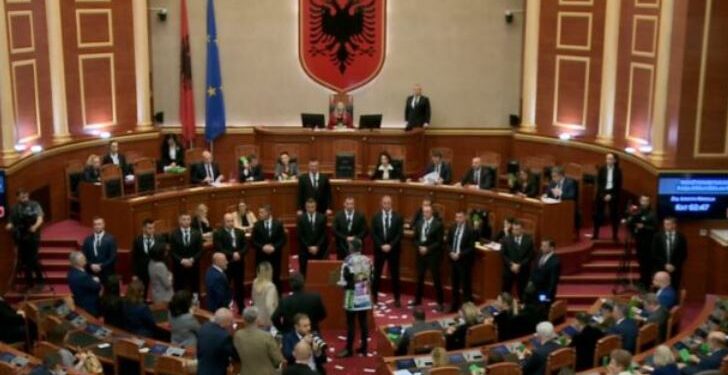 “Ku të vijë dita, era shur*ë do të vijë”, Paloka djeg regulloren e Kuvendit: Diktatorët një fund kanë