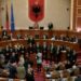 “Ku të vijë dita, era shur*ë do të vijë”, Paloka djeg regulloren e Kuvendit: Diktatorët një fund kanë