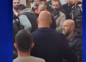 ‘Je Gylenist’, përplasje në xhaminë ‘Dine Hoxha’ në Tiranë, besimtarët kërkojnë largimin e Myftiut