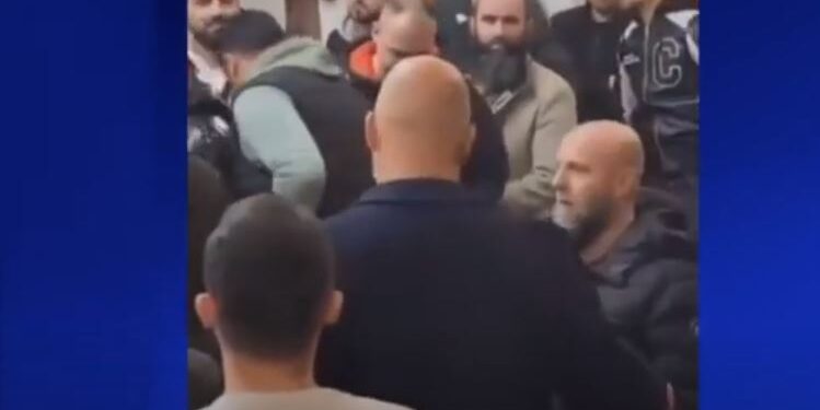 ‘Je Gylenist’, përplasje në xhaminë ‘Dine Hoxha’ në Tiranë, besimtarët kërkojnë largimin e Myftiut