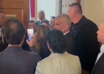 Përplasje në Komisionin e Zgjedhores, Garda nuk lejon deputetët e PD të futen