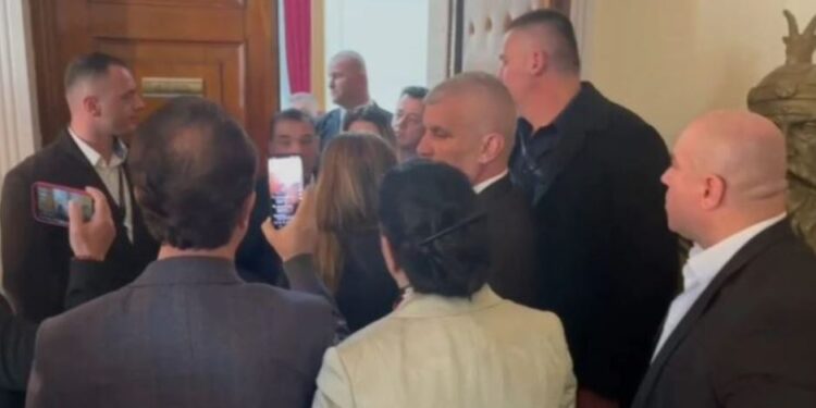 Përplasje në Komisionin e Zgjedhores, Garda nuk lejon deputetët e PD të futen