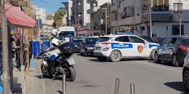 EMRI/ Plagoset me thikë një person në Durrës