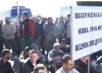 Protestë kundër projektit Thumanë- Kashar, banorët e Krujës ulen këmbëkryq në mes të rrugës