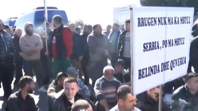 Protestë kundër projektit Thumanë- Kashar, banorët e Krujës ulen këmbëkryq në mes të rrugës